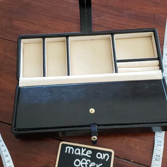 Travel jewelry case. Sturdy. Good condition - Picture 5 of 9